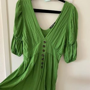Green button romper puffy sleeves